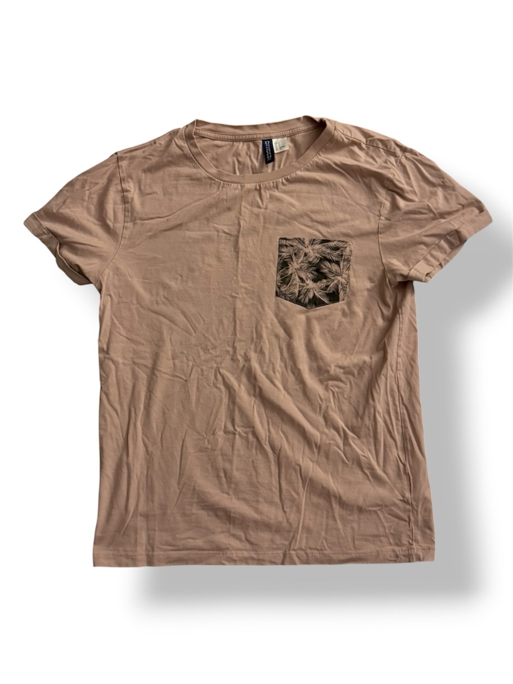 H&M Divided Men’s Small Dusty Rose Pocket T-Shirt Palm Tree Leaf Trim
